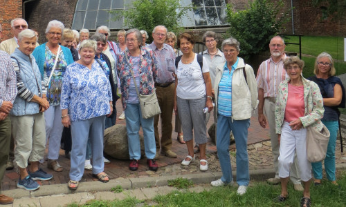Ein Teil der Reisegruppe vor dem Glasturm in Gernheim. Foto: SPD Stadtverband Wolfenbüttel