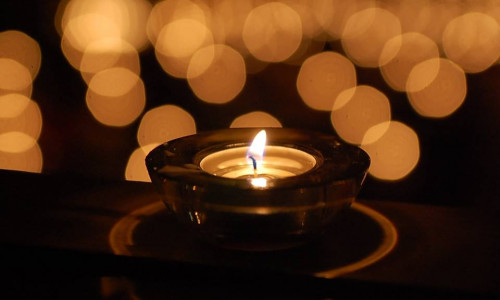 In den Abendstunden des zweiten Sonntags im Dezember leuchtet in vielen Häusern eine besondere Kerze. Quelle: Ev.-luth. Kirchenkreis Peine