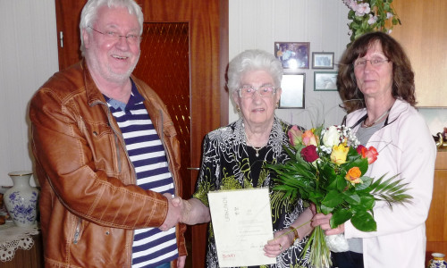 Heinz Kaatsch vom Kreisverband Wolfenbüttel und Annelene Kramer vom Ortsverband Schöppenstedt gratulierten Helene Galonska zur 70-järigen Mitgliedschaft im Sozialverband Deutschland.
