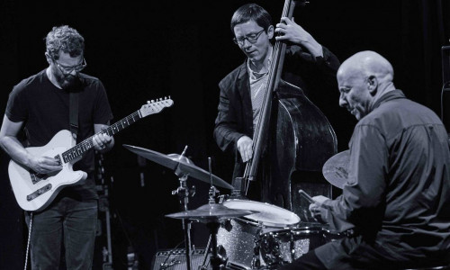 Jazzgitarrist Jako Bro folgt mit seinem „Jakob Bro Trio" der Einladung der Initiative Jazz Braunschweig e.V. und tritt im April im LOT-Theater auf. Foto: LOT
