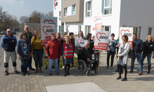 Mit einer kleinen Kundgebung vor der Einrichtung wollten AWO Mitarbeiter ein Zeichen Setzen. Foto: AWO Wolfenbüttel