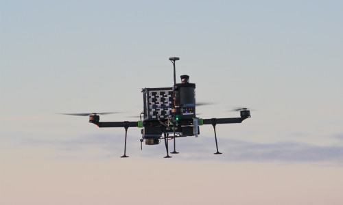 Der Quadrocopter ALICE beim Einsatz in der Arktis. Neben meteorologischen Messungen können Luftproben für weitere Analysen im Labor genommen werden. Foto: Falk Pätzold/TU Braunschweig