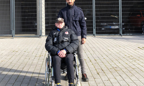 Eintracht-Fan Rolf-Peter „Rolli“ Bruns mit seinem Begleiter Suhail Ahmad. Foto: Freiwilligenagentur Jugend-Soziales-Sport e.V.