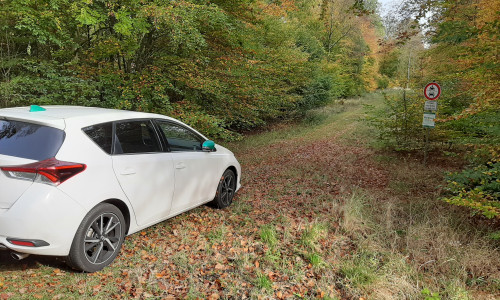 Schon ein einzelnes Auto kann die Zufahrt in den Wald behindern. Foto: Niedersächsische Landesforsten