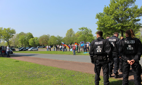 Die Demo fand unter dem wachsamen Auge der Polizei statt. Foto: Nick Wenkel