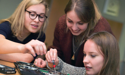  Beim Sommerferien-Workshop „MINT for Girls“ können Schülerinnen selbst praktisch tätig werden.
Foto: Kompetenzzentrum Technik-Diversity-Chancengleichheit e.V.