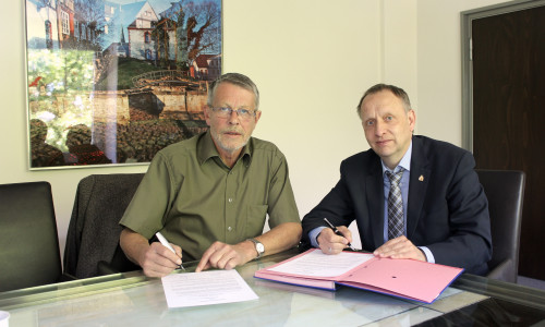 Um die Zusammenarbeit zu erhalten und weiter zu vertiefen, haben der Bürgermeister und Wilhelm Laaf daher jüngst eine Kooperationsvereinbarung unterzeichnet. Foto: Stadt Peine