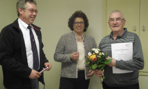 Von links: Erster Vorsitzender Dirk Noll, Bürgermeisterin Renate Luksch,  Hermann Giesecke, 30-jährige Mitgliedschaft im Ortsverein. Foto: Beate Wagenführ-Sauer