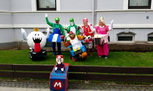 Clara Sophie Kluge und ihre Freunde im Super-Mario-Gruppenkostüm. 