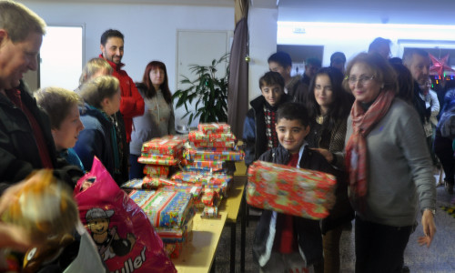 Die Kinder freuten sich sehr über die von den Lebenshilfe-Bewohnern überreichten Geschenke. Fotos: Lebenshilfe