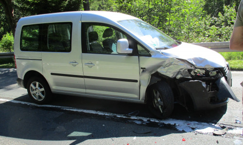 Der VW Caddy fuhr auf den wegen des Mähfahrzeug haltenden Opel auf. Foto: Polizei