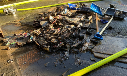 Die Reste der Mülltonnen Foto: Feuerwehr/Torben Niehs
