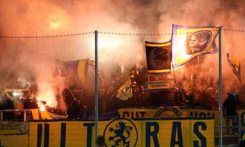 Pyroshow der Braunschweiger Fans am 22. Spieltag in Zwickau. Foto: imago/Picture Alliance