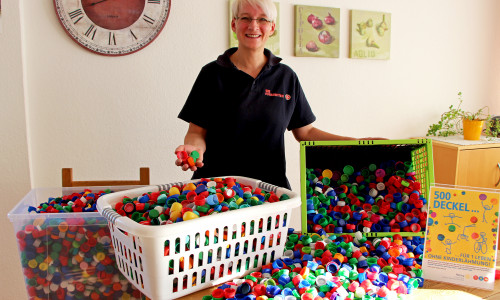 Johanniter-Quartiersmanagerin Lara Henne unterstützt das Projekt "500 Deckel für 1 Leben ohne Kinderlähmung". Foto: Johanniter Goslar