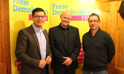 Der Wolfenbütteler FDP-Kreisverbandsvorsitzende Björn Försterling (links), und Ralf Ludwig, Vorsitzender des Kreisverbandes Salzgitter (rechts), gratulieren dem frisch gekürten Kandidaten Jens Neubert. Fotos: FDP 