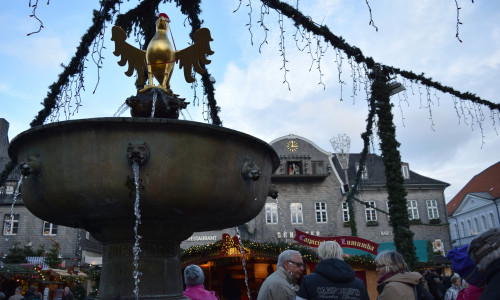 Das Goslarer Glockenspiel spielt zur Adventszeit nicht nur das Steigerlied, sondern ohne Figurenumlauf auch „Jingle Bells“ und „Stille Nacht“. Foto: Stadt Goslar