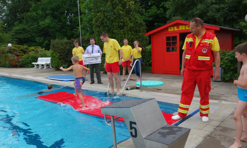 Die Jugendabteilung der DLRG Ortsverband Brome e. V. weihte die neuen Schwimmmatten gleich ein. Foto: Sparkasse Gifhorn-Wolfsburg