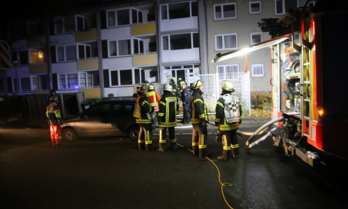 Die Feuerwehr kontrollierte das Gebäude nach Personen und löschte den Brand. Fotos: Rudolf Karliczek