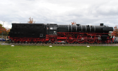Die Denkmallokomotive (noch) am Hauptbahnhof. (Archiv)