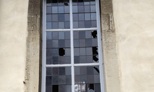 Eines von drei durch Vandalismus beschädigten Kirchenfenstern Foto: privat