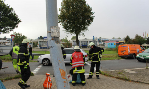 Der Kleintransporter wurde bei dem Unfall gegen eine Laterne geschleudert. Foto: Jan Borner