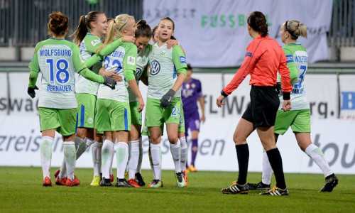 Schweres Spiel: Das 3:3 reichte dem VfL Wolfsburg dennoch zum lockeren Weiterkommen. Fotos: Moritz Eden