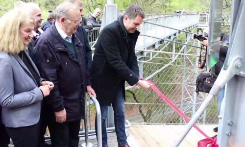 Der Minister des Niedersächsischen Ministeriums für Wirtschaft, Arbeit und Verkehr, Olaf Lies, gab die neue Hängebrücke frei. Fotos/Video: Nino Milizia