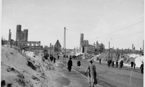 Blick von der Fallersleber Straße zur Katharinenkirche (links) und Andreaskirche, Foto: H. J. Querfurth 1947 