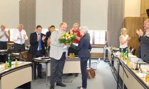 Landrätin Christiana Steinbrügge bedankt sich bei dem Kreistagsabgeordneten Rainer Hasselmann für sein jahrelanges Engagement als stellvertretender Landrat. Foto: Jan Borner