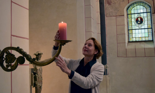 Seit 2001 war Dorothée Prüssner die Wächterin der Ratskerze. Nun soll eine andere Ratsfrau oder ein Ratsherr die Tradition fortsetzen. Foto: Stadt Goslar