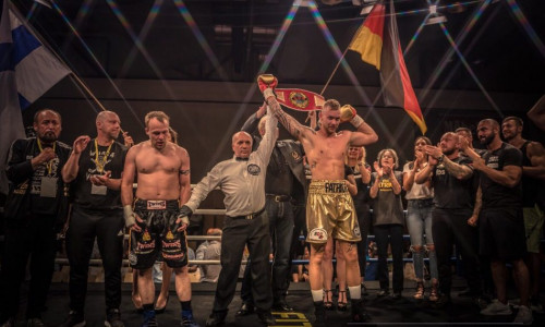 Die Krönung: Patrick Rokohl ist neuer Weltmeister im Halbschwergewicht der GBU. Foto: Peter Widera
