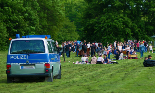 Unter den wachsamen Augen der Polizei feierten Gäste im vierstelligen Bereich am Salzgittersee. Fotos: Alexander Panknin; Rudolf Karliczek
