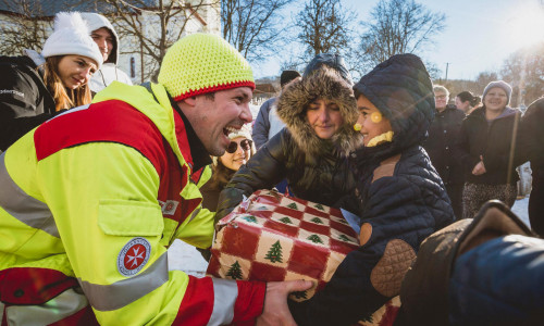 Die Hilfsaktion der Johanniter „Weihnachtstrucker“ ist angelaufen. Foto: Tobias Grosser/ Johanniter.