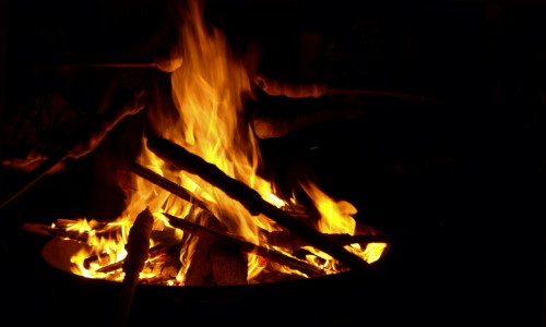 Nach dem Rückweg gibt es unter anderem Stockbrot am Lagerfeuer. Symbolfoto: Pixabay