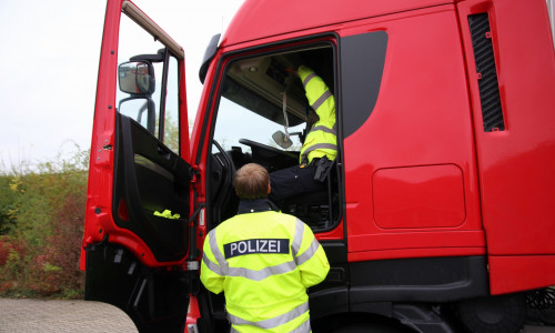 Die Polizei führte am Donnerstag eine LKW-Kontrolle in Salzgitter durch.- Damit wolle man auch schwere Unfälle vermeiden. Foto: Karliczek/Video: aktuell24