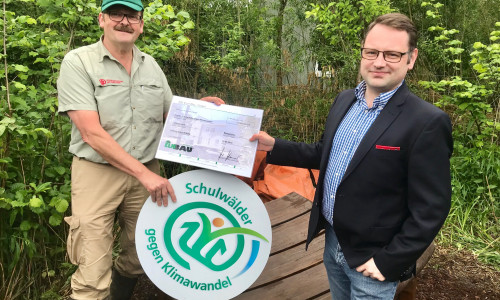 Sven Hansmeier (rechts) überreichte einen symbolischen Scheck über 10.000 Euro an Franz Hüsing, Direktor von „Zukunft Wald“, einer Stiftung der Niedersächsischen Landesforsten. Foto: FIBAV