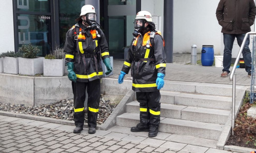 Die Feuerwehr ging mit Spezialausrüstung in das Gebäude und entsorgte die Chemikalie. Foto: Feuerwehr Wolfenbüttel