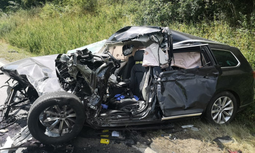 Die beiden Fahrzeuge wurden bei dem Unfall vollständig zerstört. Fotos/Video: aktuell24(KR) 