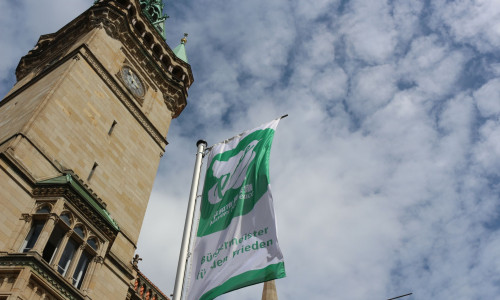 Vor dem Rathaus weht eine Flagge für eine atomfreie und friedliche Welt. Foto: Robert Braumann