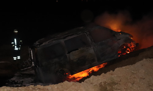 Der VW Bus ist komplett ausgebrannt. Foto: Julia Seidel
