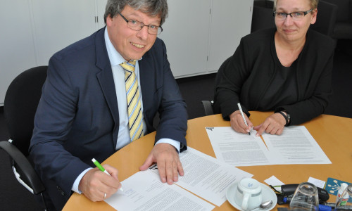 Hans-Peter Daub (Vorstand Stiftung Diakonie Kästorf) und Iris Bothe (Dezernentin für Jugend, Schule und Integration). Foto: Stadt Wolfsburg
