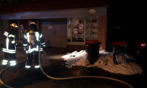 Die Mülltonnen konnten schnell gelöscht werden. Fotos: Feuerwehr Wolfenbüttel
