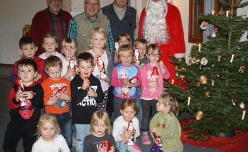 Werner Blasche, Otto Segger und Eberhard Grund besuchten mit dem Weihnachtsmann die Kinder des Kindergartens Astrid-Linderen und der Krippe Bullerbü. Foto: Stadt Schöningen