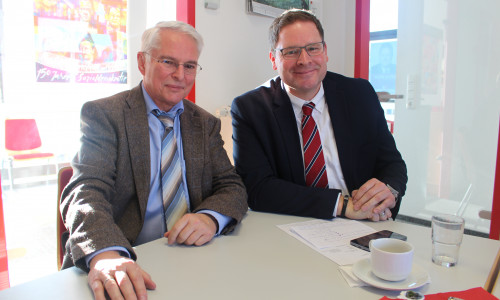 Niedersachsens Finanzminister Peter-Jürgen Schneider (li.) und Landtagsabgeordneter Marcus Bosse. Fotos: Alexander Dontscheff