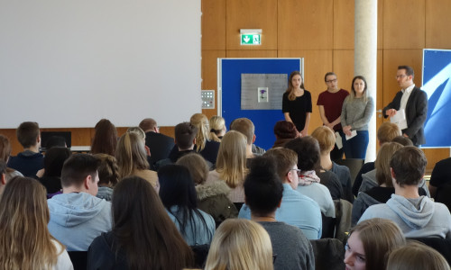 Rund 80 Schülerinnen und Schüler stellten sich beim Wettbewerb „promotion school“ der Kritik von Experten zu ihren Geschäftsideen. Foto: Sparkasse Gifhorn Wolfsburg
