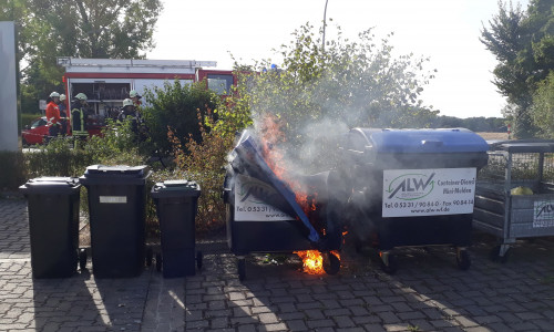 Mehrere Container standen in Flammen. Foto: Feuerwehr Wolfenbüttel