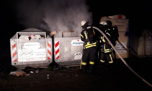 Heute Nacht musste die Wolfenbütteler Feuerwehr erneut zu einen Containerbrand ausrücken. Fotos: Foto: Stadtfeuerwehr Presse-Team (Hop)