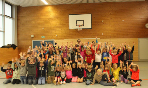 Die Grundschule Stöckheim nahm am Mittwochmorgen den Sport Oskar-Wanderpokal entgegen. Foto: Anke Donner 