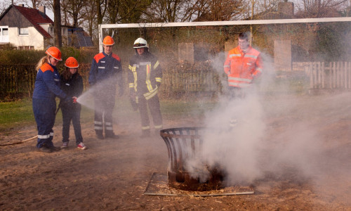 An einem Feuerkorb konnten die Kinder das Löschen ausprobieren. Fotos: Samtgemeindefeuerwehr Meinersen/ Schaffhauser