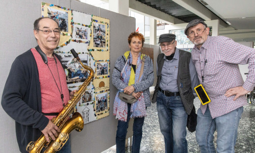 Otto Jansen zusammen mit Maria Bernaisch, Ralf Poschadel, Rudolf Karliczek (von links). Die letzten Drei hatten unter anderem auch Fotos für dieses Projekt gemacht. Foto: Rudolf Karliczek
